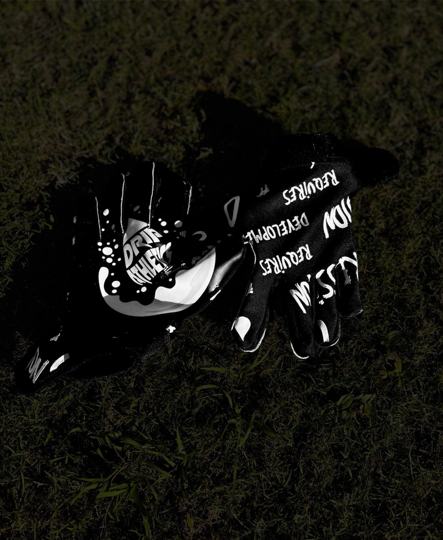 D/A black/white gloves